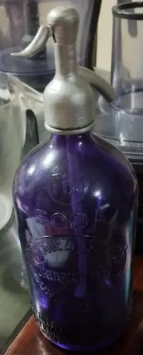 sifão de soda em vidro coloração lilás origem argentina . Alt = 31 cm