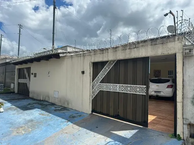 Casa com piscina, sozinha no lote, no Jardim Presidente, com barracão nos fundos