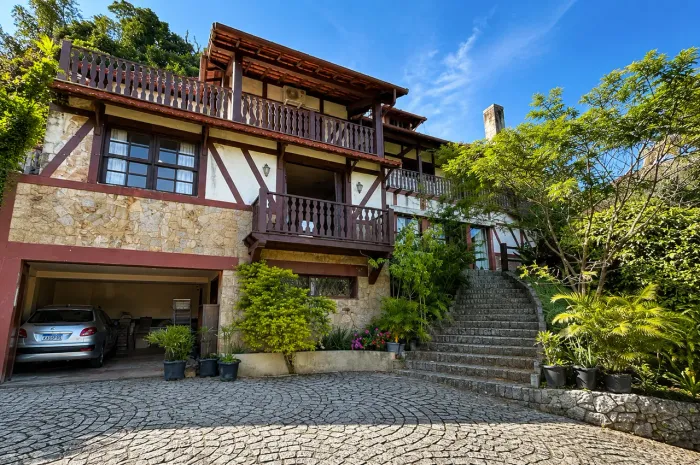 Casa no Quitandinha de frente para o lago