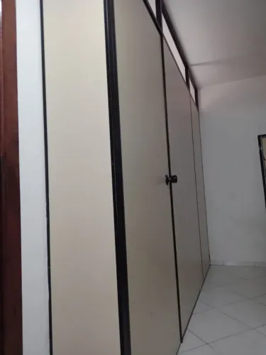 Divisória com porta e fechadura
