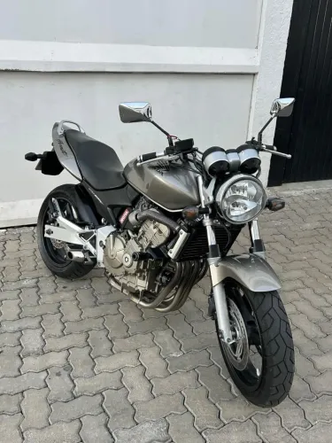 Hornet carburada 600F