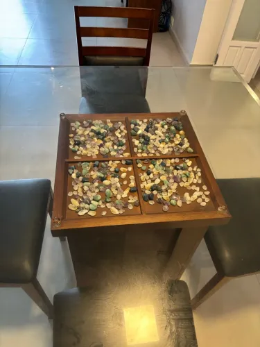 Mesa de Vidro Com acabamento diferenciado em pedras e Base de Madeira