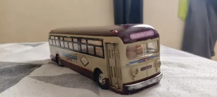 Miniatura de ônibus antigo