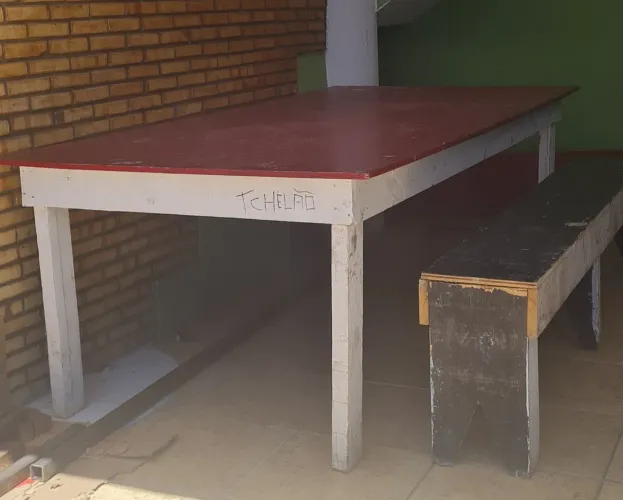 Mesa grande com 1 banco