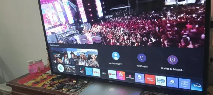 Vendo essa tv da marca Samsung de 43 polegadas SMART 4k com acesso ao Bluetooth tv
