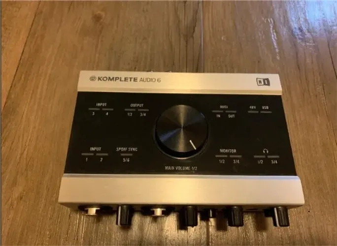 Audio Interface Komplete Audio 6 (C/Defeito )Para usar peças como backup ou Consertar.