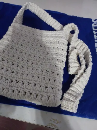 Bolsa transversal em crochê feito a mão