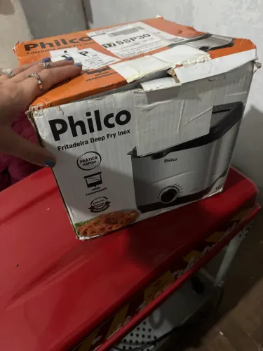 fritadeira elétrica Philco Deep Fry Inox com capacidade de 1,8 litros.
