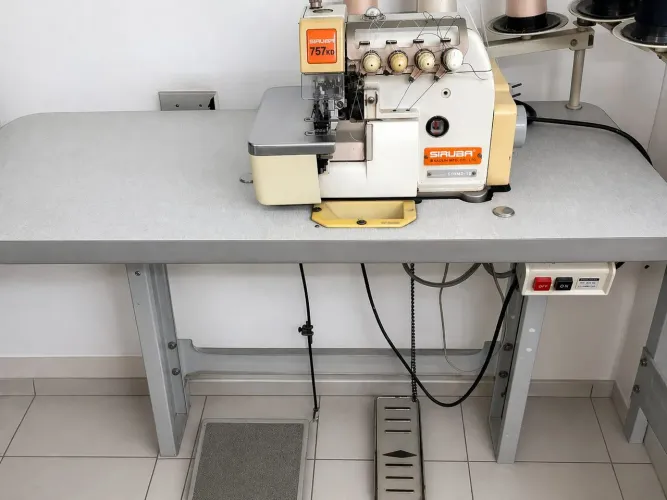Máquina de costura interlok siruba