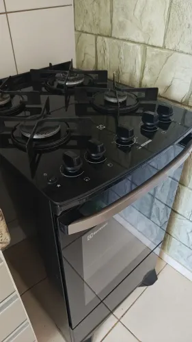 Vendo fogão Eletrolux, semi novo, tampo de vidro, 4 bocas, elétrico. Tudo funcionando!