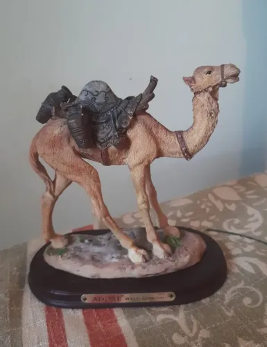 Bibelô antigo em resina representando camelo 12cm altura
