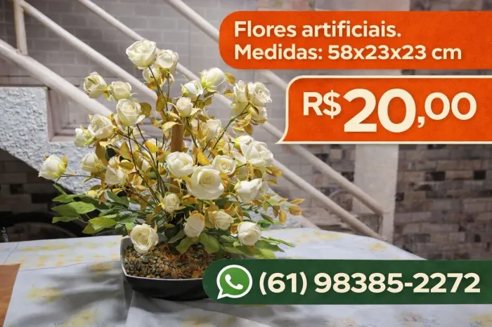 Lindo Arranjo de Flores Artificiais (Rosas Brancas) com Vaso Decorativo