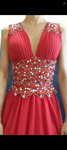Vestido de festa vermelho com pedrarias