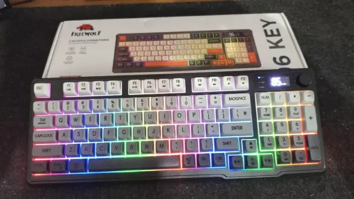 Teclado Gamer Sem Fio Freewolf M96 96% Tela LCD Knob PBT Bluetooth 2.4G Noite Iluminada
