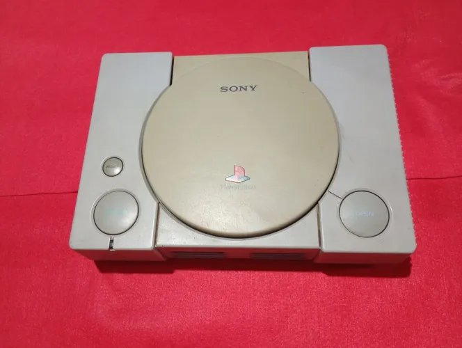 Playstation 1 no estado,SEM LEITOR, PRA MANUTENÇÃO, RETIRAR PEÇAS, OU ARRUMAR .