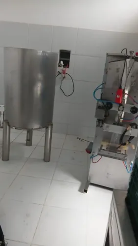 Máquina de envasar com o tanque e bomba
