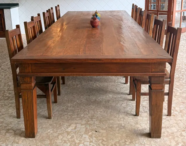 Cadeira de madeira de demolição com 12 cadeiras