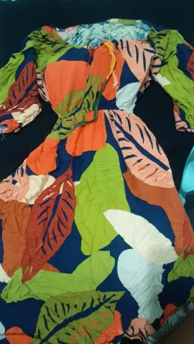 Vestido com estampa com decote nas costas