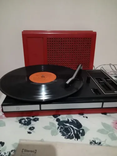 Vende se Vitrola Fhilips Gf 523 anos 70