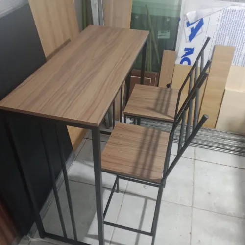Mesa e cadeiras estilo industrial