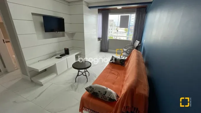 Cobertura no centrinho dos Ingleses, próximo ao comércio, restaurantes e a 200m da praia.