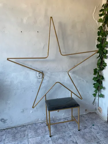 Cadeira Decorativa Temática Estrela - Estrutura Dourada e Assento Preto