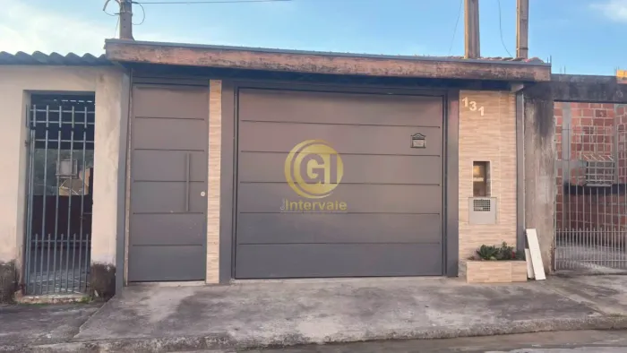 Casa com 2 Quartos, Garagem para 2 Carros e Espaço nos Fundos em Jacareí