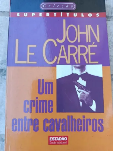 1 livro John Le Carré: Um crime entre cavalheiros e 4 livros de John Grisham: ...