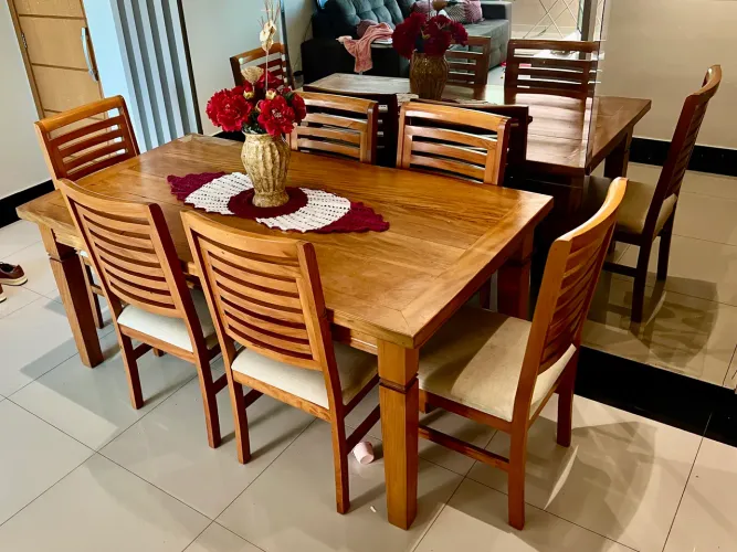 Mesa com 6 cadeiras em madeira rústica