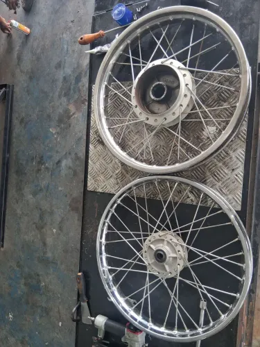 Vendo par de rodas completo, dianteira 90% com raio inox, traseira 60% fan125 e outras....