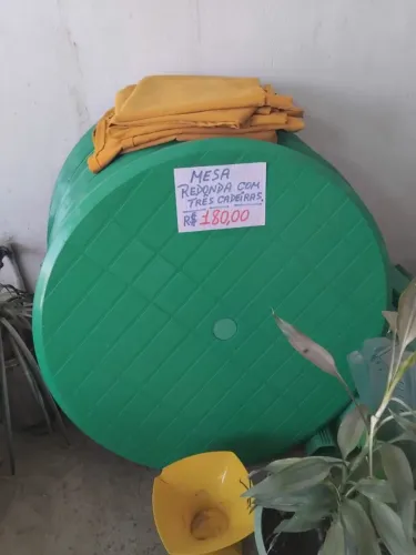 Vendo mesas desmontáveis com cadeiras excelente