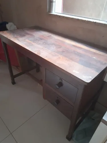 Mesa de madeira antiga