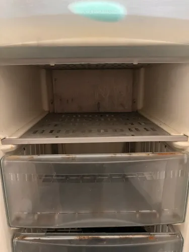 Vendo freezer vertical Electrolux F250, em funcionamento normal e congelando bem.