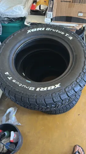 2 pneus novos XBRI ARO 15 205/70