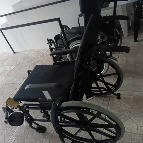 Vende-se uma cadeira de rodas manual ortopédica.semi nova