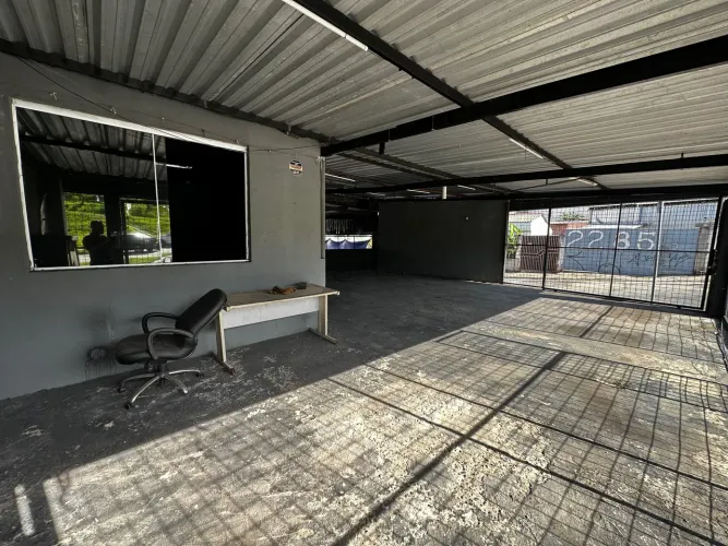 Salão Comercial para Locação em Sorocaba-SP, Bairro Jardim Simus: 1 Sala, 300m² de Área