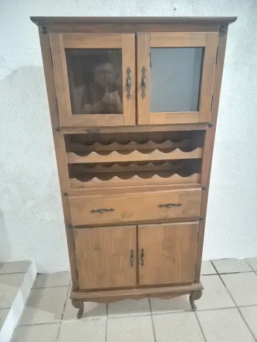 Armario madeira maciça com suporte vinhos