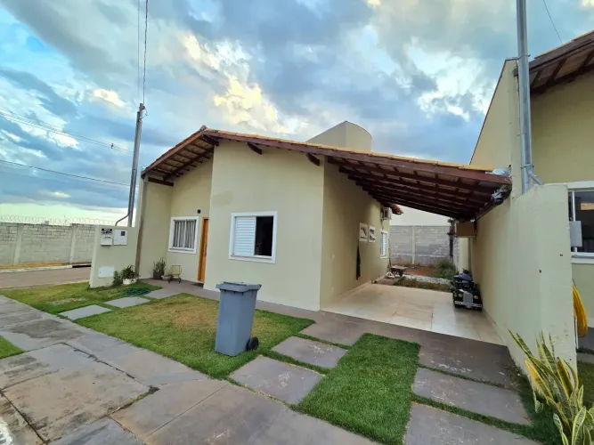 Casa de esquina com 2 quartos + suite no Condomínio Villa Lobos