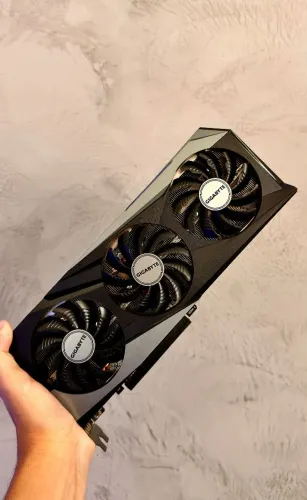 RX 7600 8GB Gigabyte triple fan