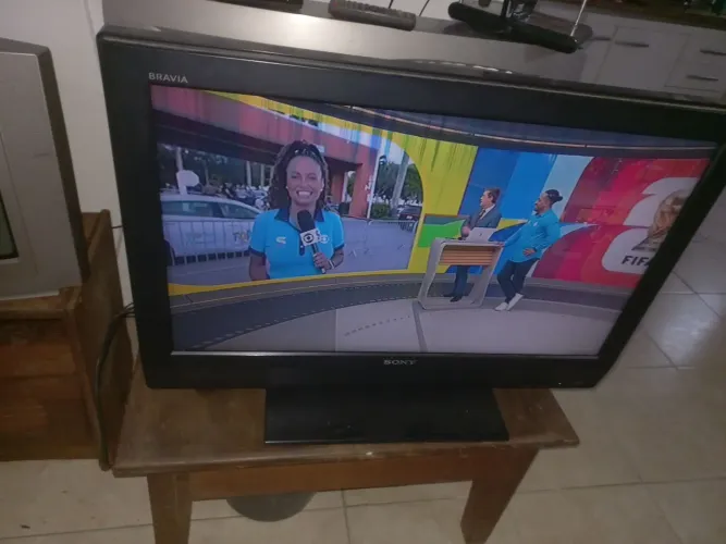 Televisor de Sony 32" tela de cristal com controle...pequena avaria na tela