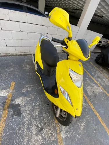 Suzuki Burgman 125 i segundo dono. Troco por moto maior