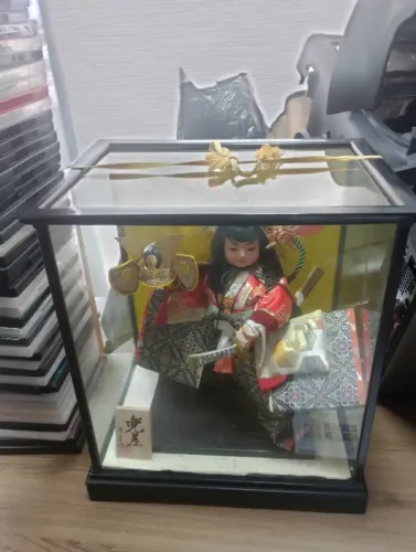 BONECA DE PORCELANA SAMURAI NA VITRINE - IMPORTADA DO JAPÃO