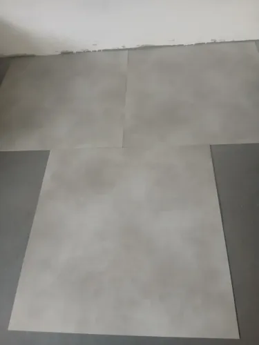 Piso vinilico em placas