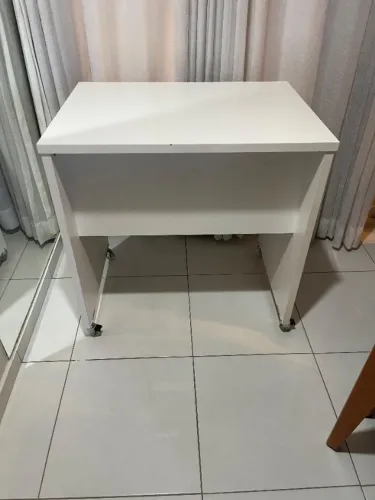 MESA DE ESCRITÓRIO REFORÇADA - 80 × 60 CM - Com Rodas