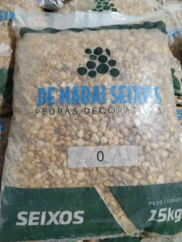 Pedras e secho para jardim.