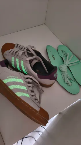 Tênis Adiddas 43 Couro Adiddas Superstar Lollapalooza Edição Limitada brilha no escuro