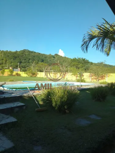 Excelente chácara com piscina / salão de jogos / 05 dormitórios com 2 suítes / 190 m² de c