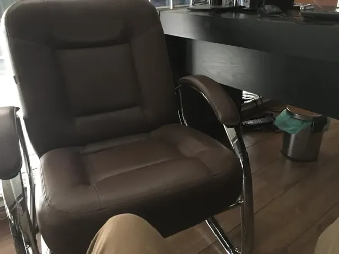 2 POLTRONAS ACOLCHOADAS EM COURO LEGITIMO