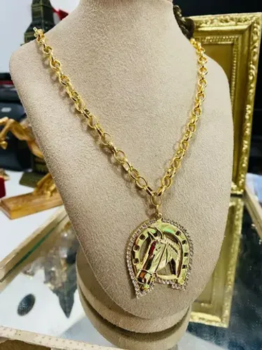 CORRENTES FEMININAS FOLHEADAS 