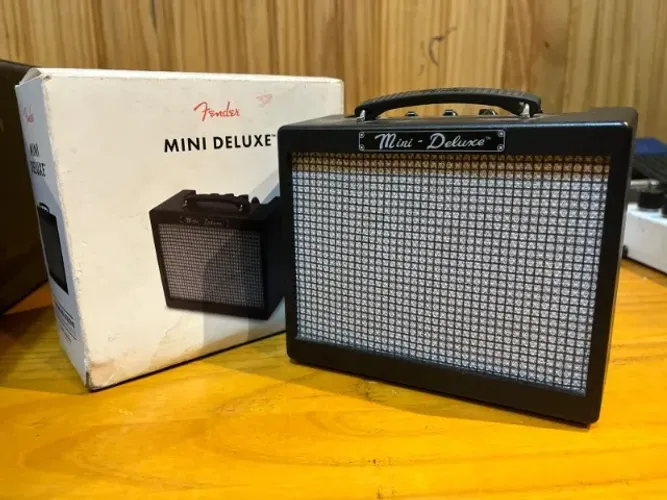 Amplificador Fender Mini Deluxe 2w - tamanho: 6,86 x 14,99 x 12,7 cm